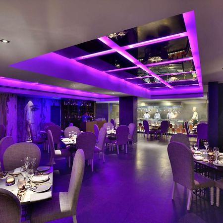 Radisson Blu Atria Bengaluru Hotel Екстериор снимка The interior of the restaurant