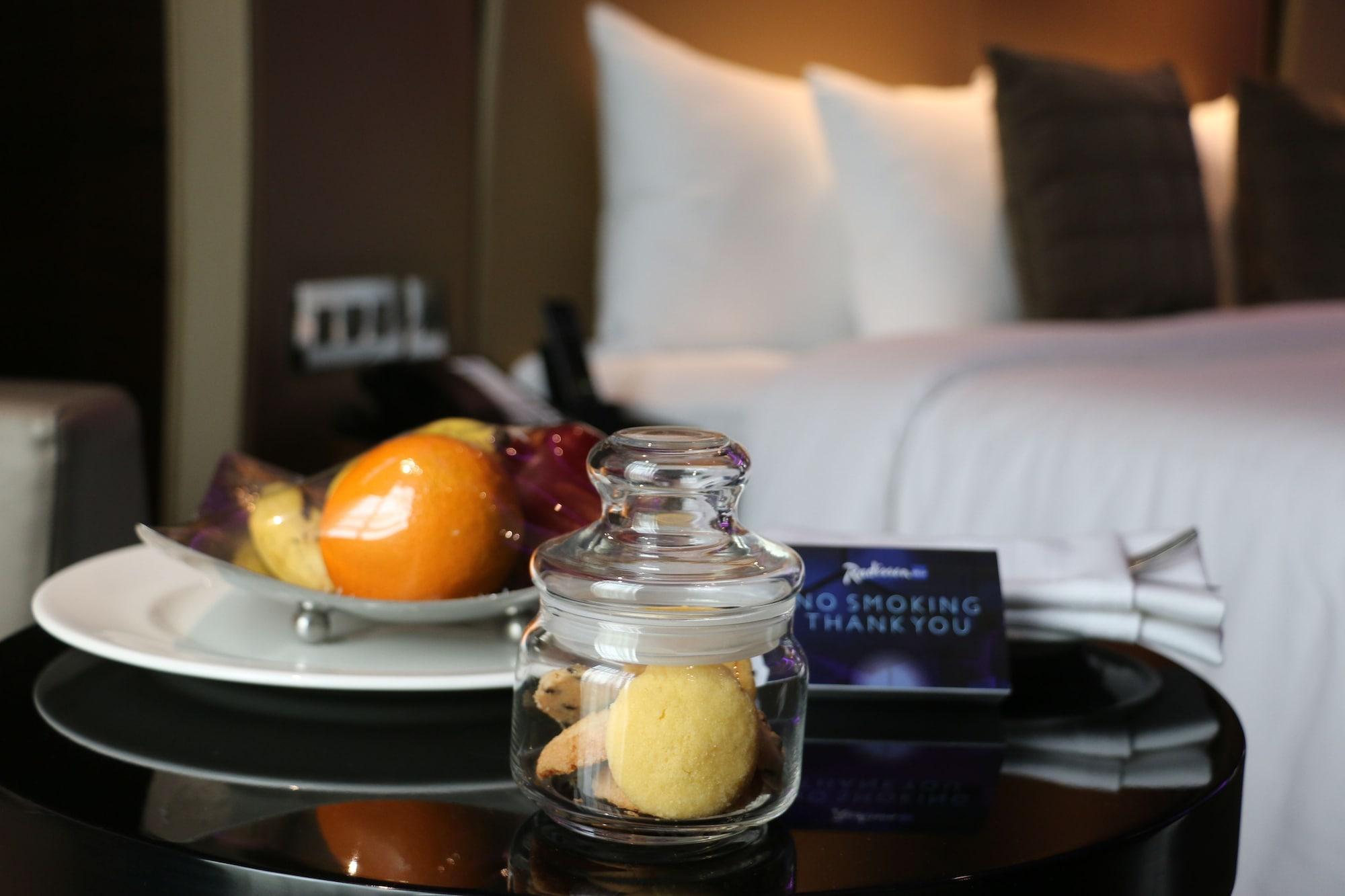Radisson Blu Atria Bengaluru Hotel Екстериор снимка A fruit plate in a hotel room
