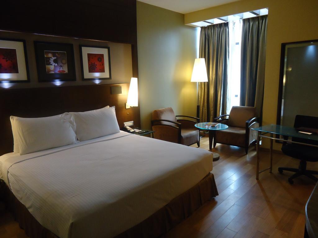 Radisson Blu Atria Bengaluru Hotel Екстериор снимка A room at the hotel