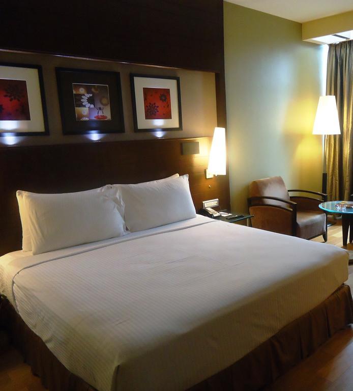 Radisson Blu Atria Bengaluru Hotel Екстериор снимка A room at the Taj Bengal