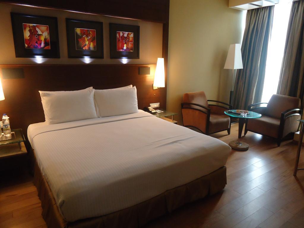 Radisson Blu Atria Bengaluru Hotel Стая снимка A room at the hotel