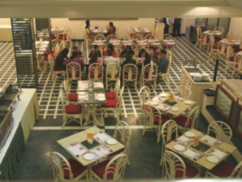 Radisson Blu Atria Bengaluru Hotel Екстериор снимка Interior of a typical fast food restaurant