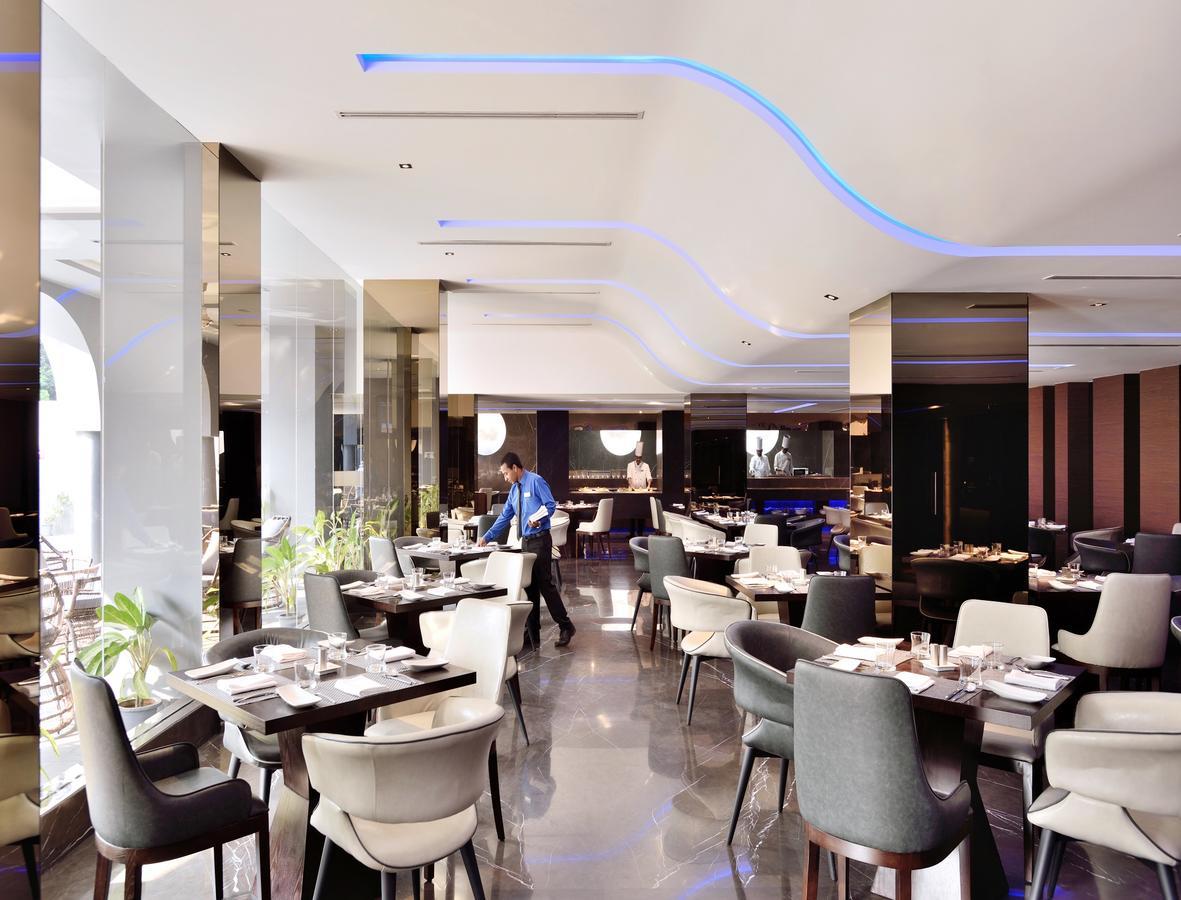 Radisson Blu Atria Bengaluru Hotel Екстериор снимка The restaurant