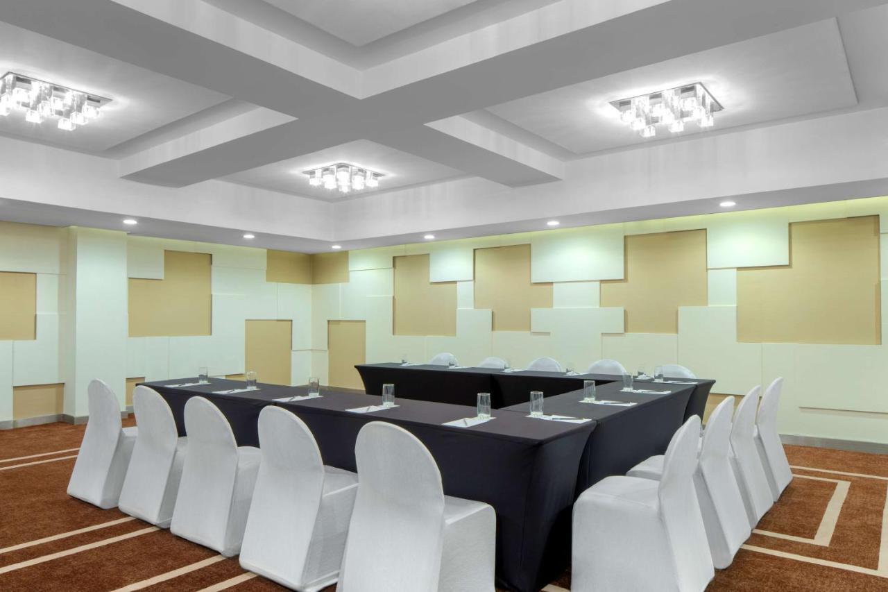 Radisson Blu Atria Bengaluru Hotel Екстериор снимка U-shaped table layout