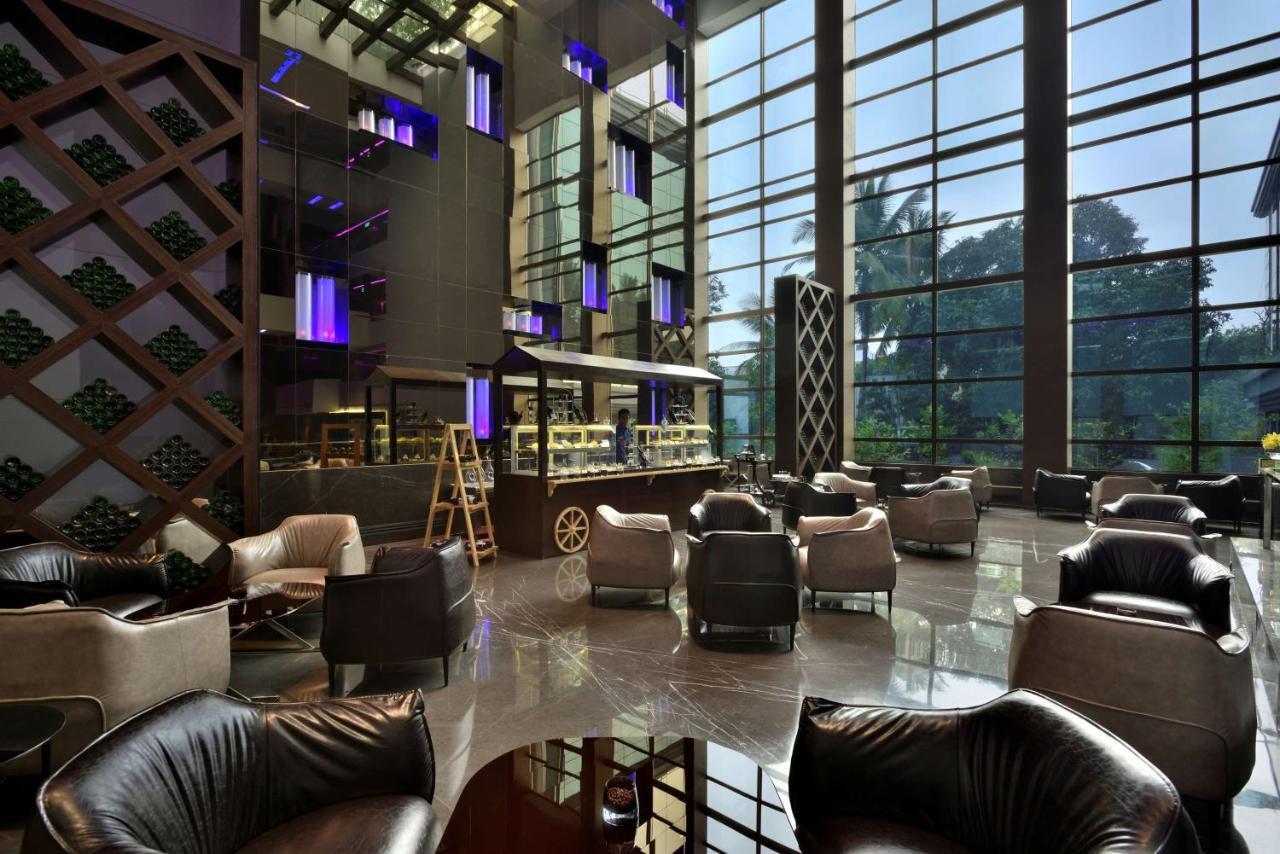 Radisson Blu Atria Bengaluru Hotel Екстериор снимка The lounge at the airport
